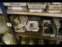 Grote partij meubelscharnieren; ijzeren en messing reuzelpluggen - afbeelding 12 van  19