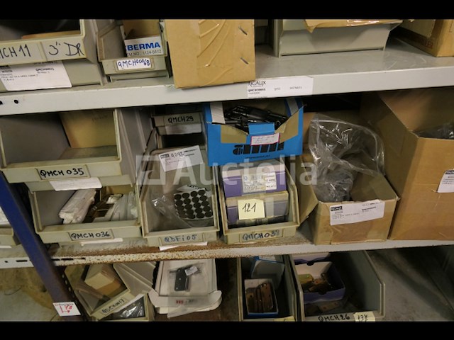 Grote partij meubelscharnieren; ijzeren en messing reuzelpluggen - afbeelding 13 van  19