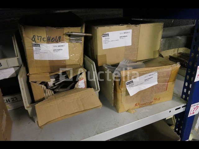 Grote partij meubelscharnieren; ijzeren en messing reuzelpluggen - afbeelding 14 van  19