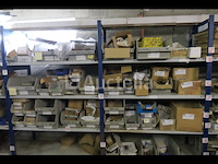 Grote partij meubelscharnieren; ijzeren en messing reuzelpluggen - afbeelding 16 van  19