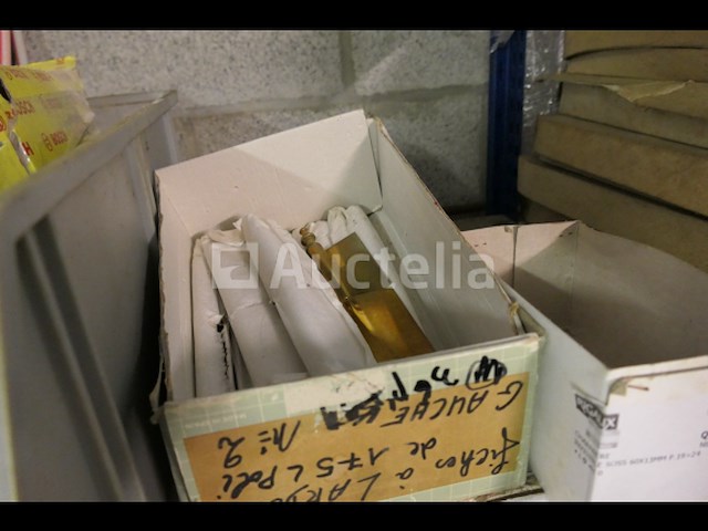 Grote partij meubelscharnieren; ijzeren en messing reuzelpluggen - afbeelding 18 van  19