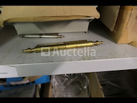 Grote partij meubelscharnieren; ijzeren en messing reuzelpluggen - afbeelding 19 van  19