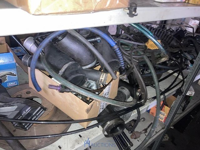 Grote partij onderdelen en toebehoren voor auto's - afbeelding 16 van  44