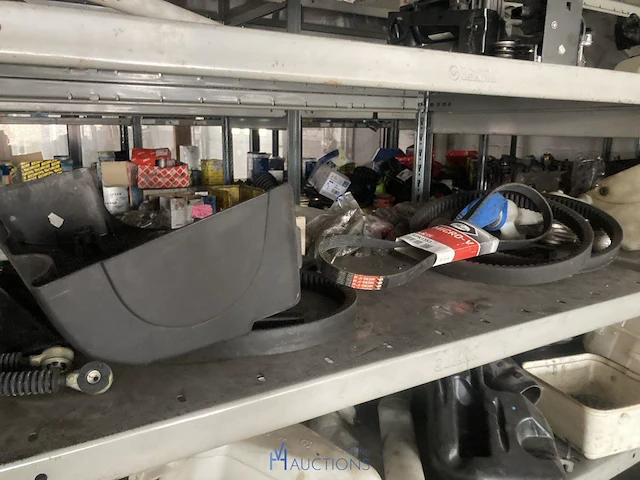Grote partij onderdelen en toebehoren voor auto's - afbeelding 29 van  44