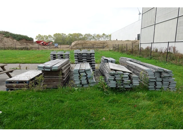 Grote partij palletranden & diverse palletdeksels - afbeelding 1 van  5