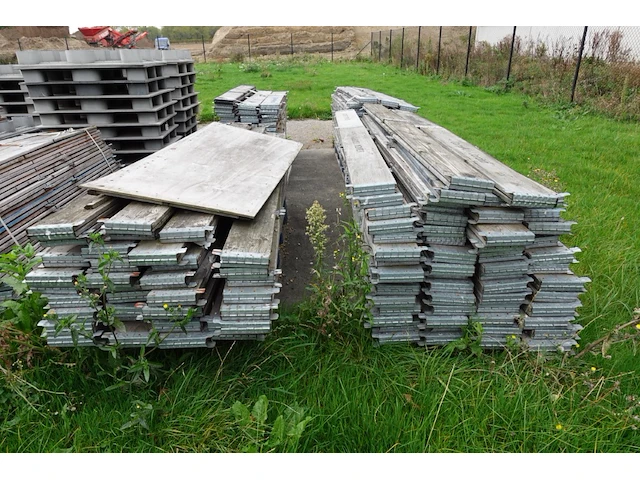 Grote partij palletranden & diverse palletdeksels - afbeelding 2 van  5