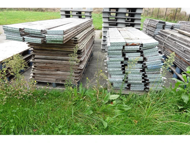 Grote partij palletranden & diverse palletdeksels - afbeelding 3 van  5