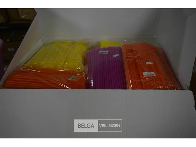 Grote partij plastic rietjes - afbeelding 1 van  4