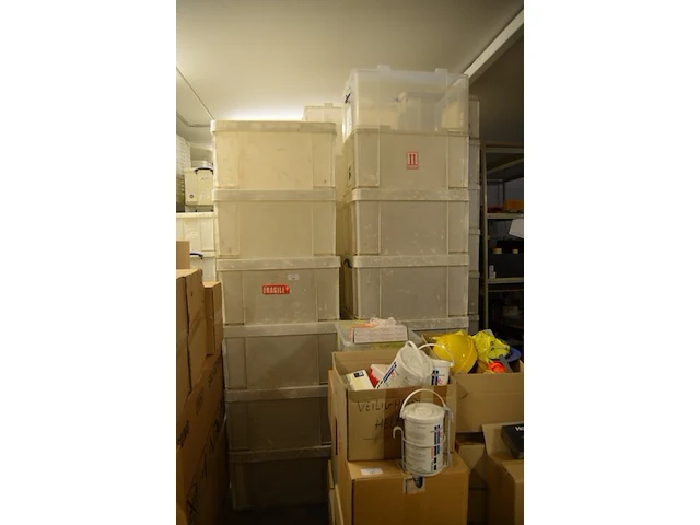 Grote partij pvc bakken met en zonder deksel ca. 95 stuks 145x84 (b248) - afbeelding 1 van  8