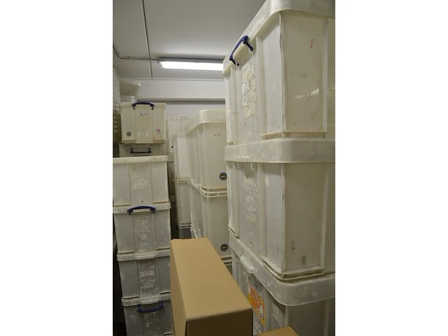 Grote partij pvc bakken met en zonder deksel ca. 95 stuks 145x84 (b248) - afbeelding 7 van  8