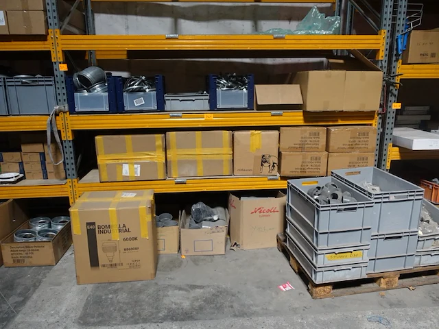 Grote partij pvc koppelstukken - afbeelding 1 van  34