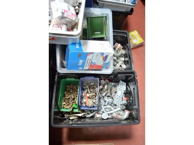 Grote partij sanitaire pvc koppelingen en galva koppelingen (15) - afbeelding 20 van  21