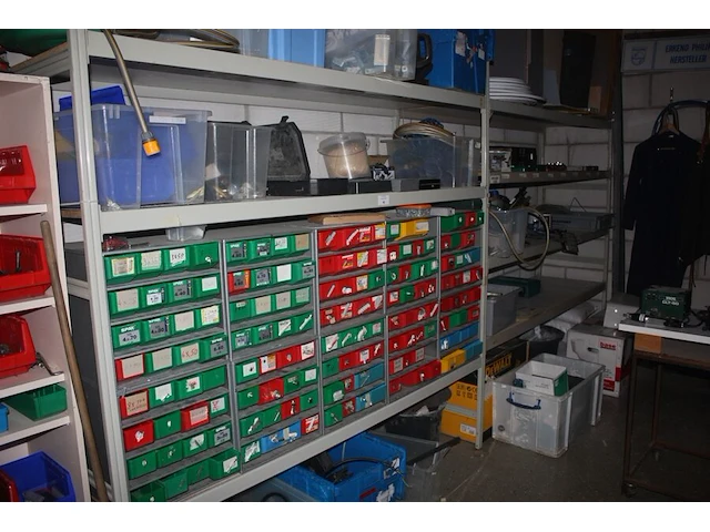 Grote partij schroeven, moeren, bouten enz. liggende in pvc bakjes, metalen rek 4m, snijschijven en boren, verlengkabel op haspel, 2 luchtdruk haspels, pvc bak met nietpistool en luchtdrukslang (b25,b29,b40,b46,b47,b48) - afbeelding 1 van  8
