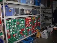 Grote partij schroeven, moeren, bouten enz. liggende in pvc bakjes, metalen rek 4m, snijschijven en boren, verlengkabel op haspel, 2 luchtdruk haspels, pvc bak met nietpistool en luchtdrukslang (b25,b29,b40,b46,b47,b48) - afbeelding 1 van  8