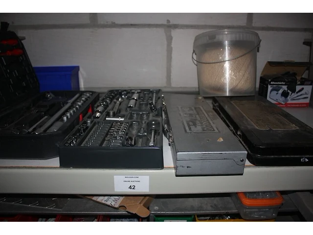 Grote partij schroeven, moeren, bouten enz. liggende in pvc bakjes, metalen rek 4m, snijschijven en boren, verlengkabel op haspel, 2 luchtdruk haspels, pvc bak met nietpistool en luchtdrukslang (b25,b29,b40,b46,b47,b48) - afbeelding 2 van  8