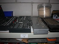 Grote partij schroeven, moeren, bouten enz. liggende in pvc bakjes, metalen rek 4m, snijschijven en boren, verlengkabel op haspel, 2 luchtdruk haspels, pvc bak met nietpistool en luchtdrukslang (b25,b29,b40,b46,b47,b48) - afbeelding 2 van  8