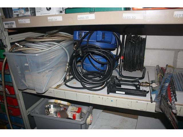 Grote partij schroeven, moeren, bouten enz. liggende in pvc bakjes, metalen rek 4m, snijschijven en boren, verlengkabel op haspel, 2 luchtdruk haspels, pvc bak met nietpistool en luchtdrukslang (b25,b29,b40,b46,b47,b48) - afbeelding 3 van  8