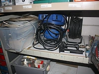 Grote partij schroeven, moeren, bouten enz. liggende in pvc bakjes, metalen rek 4m, snijschijven en boren, verlengkabel op haspel, 2 luchtdruk haspels, pvc bak met nietpistool en luchtdrukslang (b25,b29,b40,b46,b47,b48) - afbeelding 3 van  8