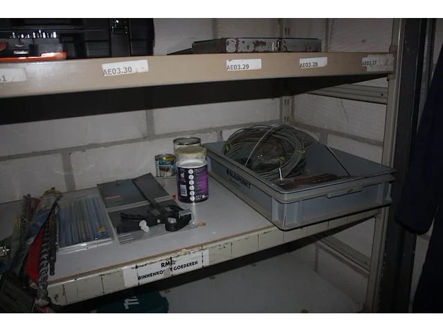 Grote partij schroeven, moeren, bouten enz. liggende in pvc bakjes, metalen rek 4m, snijschijven en boren, verlengkabel op haspel, 2 luchtdruk haspels, pvc bak met nietpistool en luchtdrukslang (b25,b29,b40,b46,b47,b48) - afbeelding 4 van  8