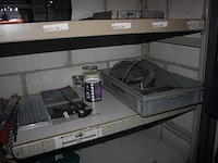 Grote partij schroeven, moeren, bouten enz. liggende in pvc bakjes, metalen rek 4m, snijschijven en boren, verlengkabel op haspel, 2 luchtdruk haspels, pvc bak met nietpistool en luchtdrukslang (b25,b29,b40,b46,b47,b48) - afbeelding 4 van  8