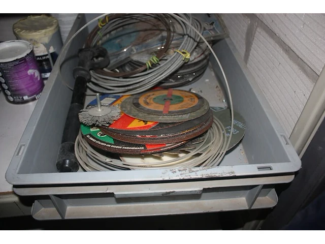 Grote partij schroeven, moeren, bouten enz. liggende in pvc bakjes, metalen rek 4m, snijschijven en boren, verlengkabel op haspel, 2 luchtdruk haspels, pvc bak met nietpistool en luchtdrukslang (b25,b29,b40,b46,b47,b48) - afbeelding 5 van  8