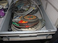 Grote partij schroeven, moeren, bouten enz. liggende in pvc bakjes, metalen rek 4m, snijschijven en boren, verlengkabel op haspel, 2 luchtdruk haspels, pvc bak met nietpistool en luchtdrukslang (b25,b29,b40,b46,b47,b48) - afbeelding 5 van  8