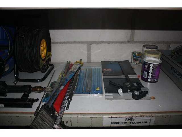 Grote partij schroeven, moeren, bouten enz. liggende in pvc bakjes, metalen rek 4m, snijschijven en boren, verlengkabel op haspel, 2 luchtdruk haspels, pvc bak met nietpistool en luchtdrukslang (b25,b29,b40,b46,b47,b48) - afbeelding 6 van  8