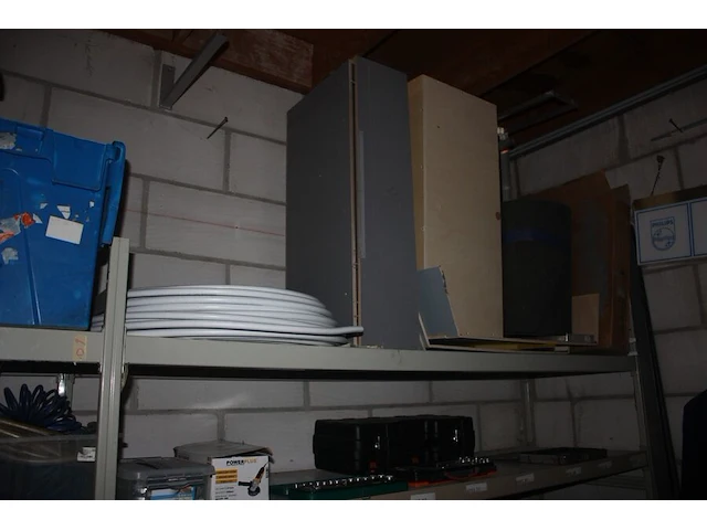 Grote partij schroeven, moeren, bouten enz. liggende in pvc bakjes, metalen rek 4m, snijschijven en boren, verlengkabel op haspel, 2 luchtdruk haspels, pvc bak met nietpistool en luchtdrukslang (b25,b29,b40,b46,b47,b48) - afbeelding 7 van  8