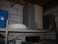 Grote partij schroeven, moeren, bouten enz. liggende in pvc bakjes, metalen rek 4m, snijschijven en boren, verlengkabel op haspel, 2 luchtdruk haspels, pvc bak met nietpistool en luchtdrukslang (b25,b29,b40,b46,b47,b48) - afbeelding 7 van  8