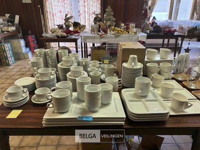 Grote partij servies op tafel - afbeelding 1 van  8