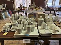 Grote partij servies op tafel - afbeelding 2 van  8