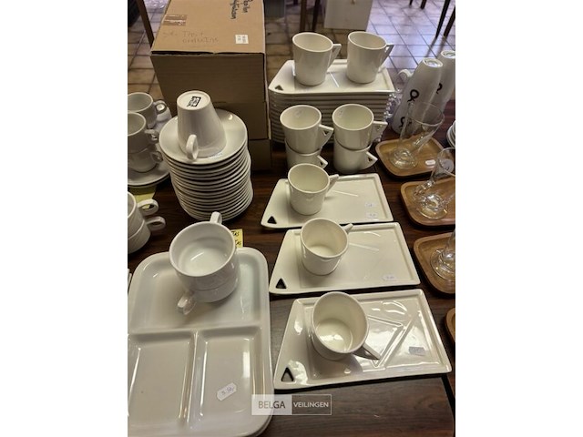 Grote partij servies op tafel - afbeelding 3 van  8