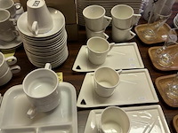 Grote partij servies op tafel - afbeelding 3 van  8