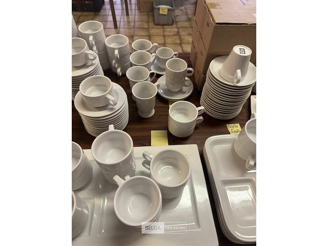 Grote partij servies op tafel - afbeelding 4 van  8