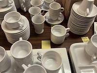 Grote partij servies op tafel - afbeelding 4 van  8