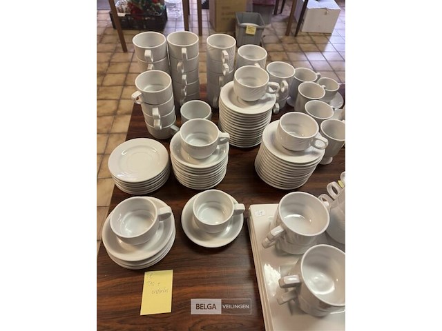 Grote partij servies op tafel - afbeelding 5 van  8