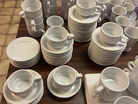 Grote partij servies op tafel - afbeelding 5 van  8