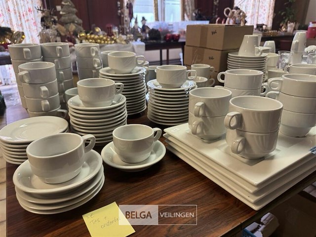 Grote partij servies op tafel - afbeelding 6 van  8