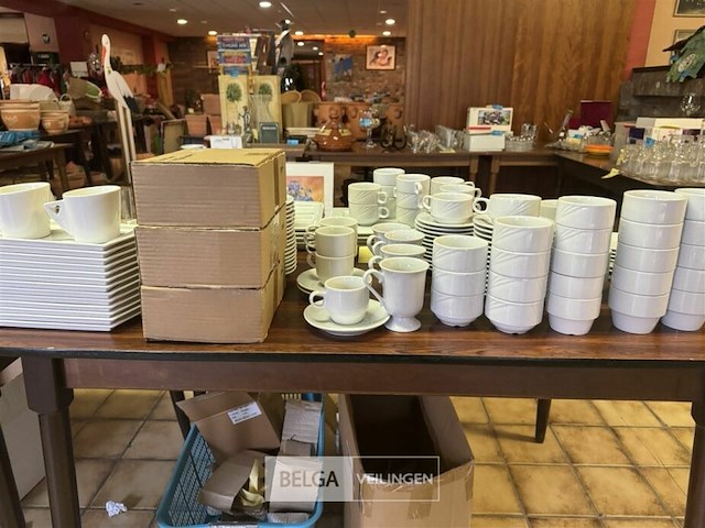 Grote partij servies op tafel - afbeelding 7 van  8