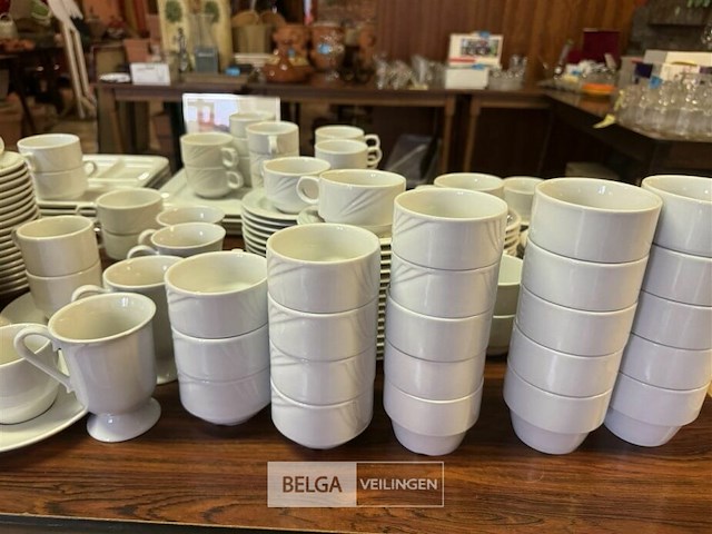 Grote partij servies op tafel - afbeelding 8 van  8