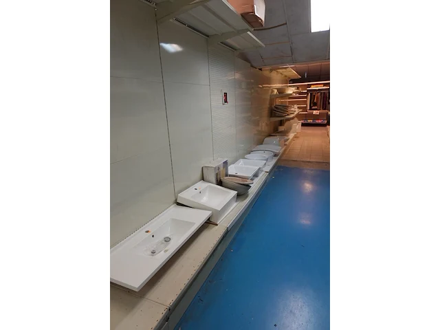 Grote partij spoelbakken en wc brillen - afbeelding 1 van  13