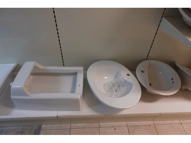 Grote partij spoelbakken en wc brillen - afbeelding 10 van  13