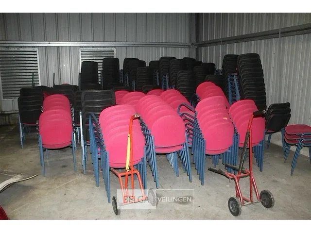 Grote partij stapelstoelen - afbeelding 1 van  9