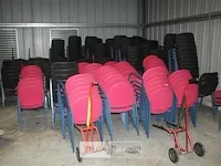Grote partij stapelstoelen - afbeelding 1 van  9