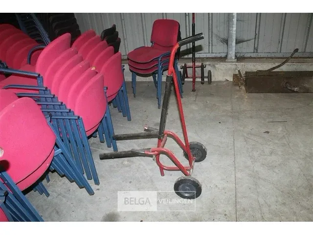 Grote partij stapelstoelen - afbeelding 6 van  9