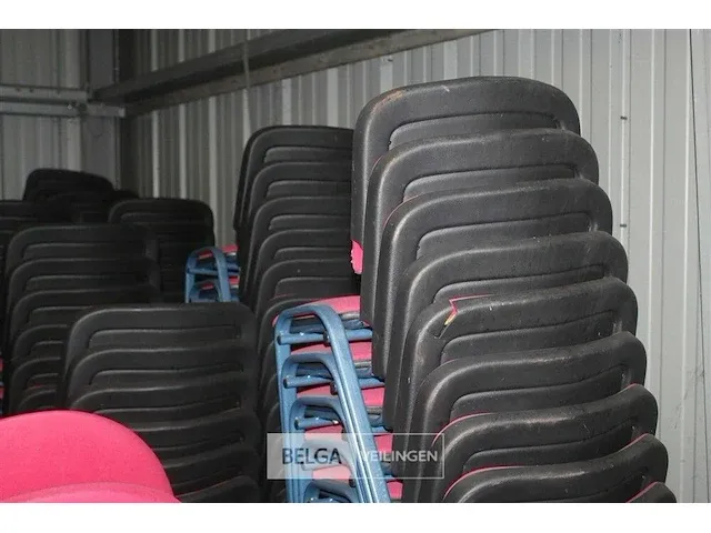 Grote partij stapelstoelen - afbeelding 8 van  9