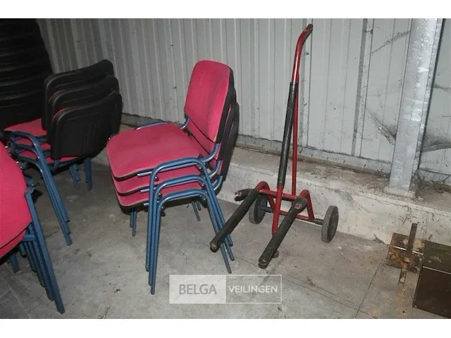 Grote partij stapelstoelen - afbeelding 9 van  9