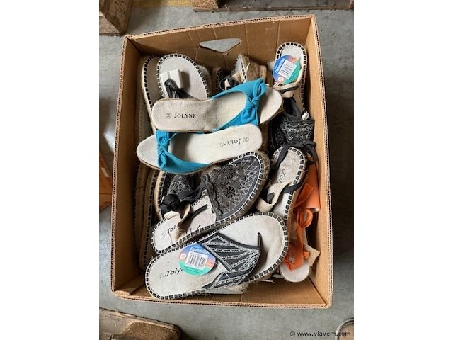 Grote partij strandsandalen - afbeelding 1 van  2