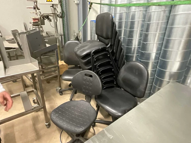 Grote partij tafels & stoelen - afbeelding 1 van  13