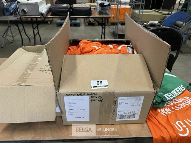 Grote partij voetbalshirts en kousen - afbeelding 1 van  5